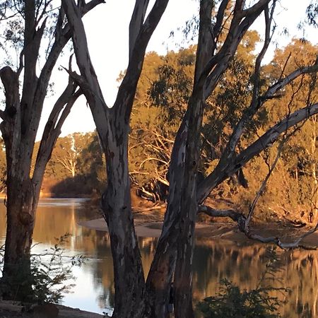 Deniliquin Riverside Caravan Park Екстер'єр фото