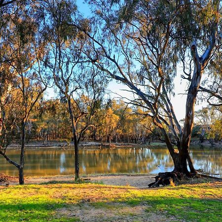 Deniliquin Riverside Caravan Park Екстер'єр фото