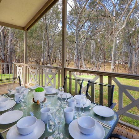 Deniliquin Riverside Caravan Park Екстер'єр фото