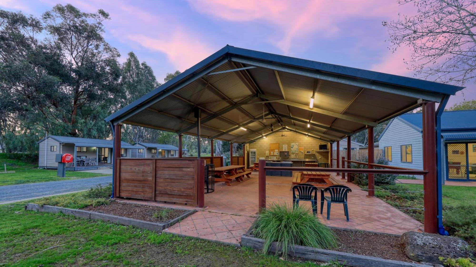 Deniliquin Riverside Caravan Park Екстер'єр фото