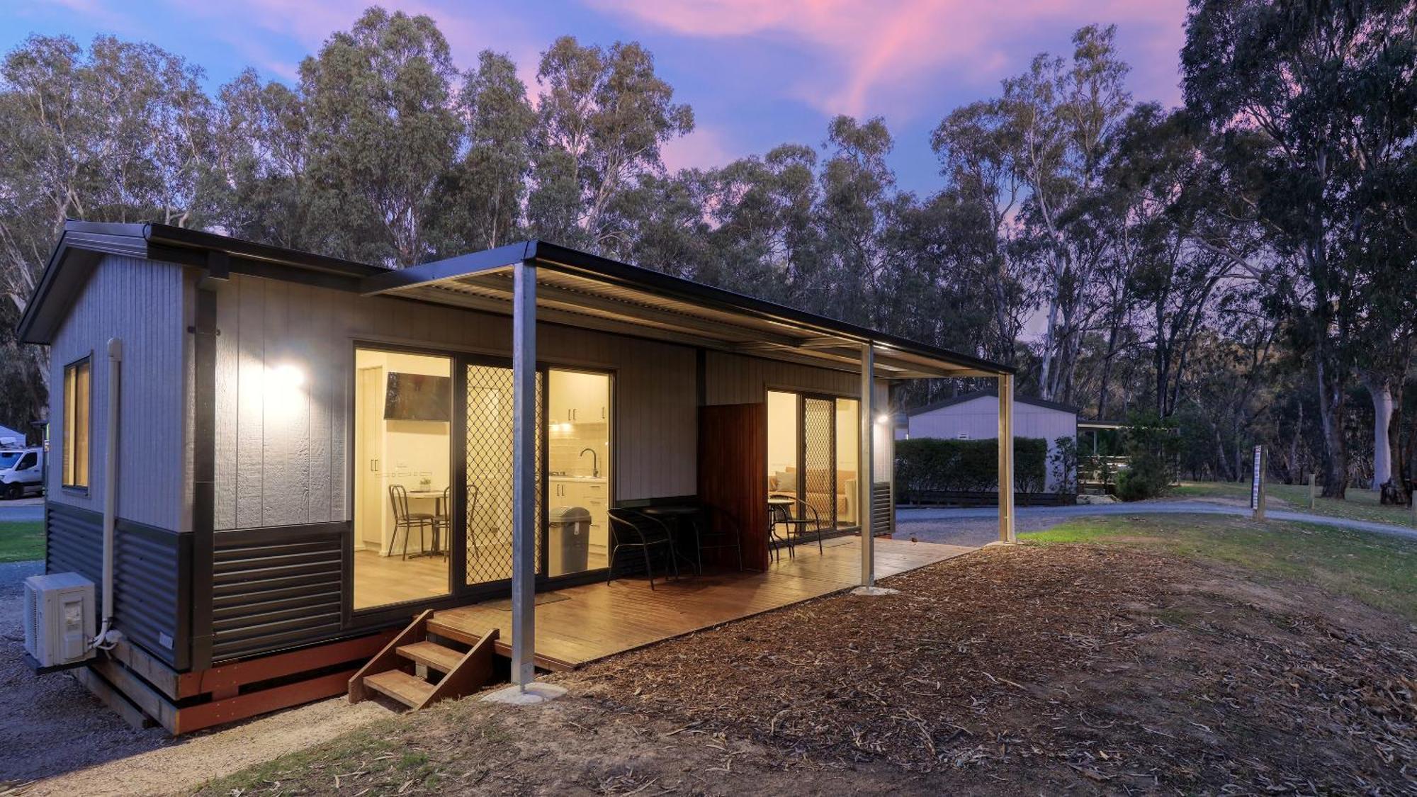 Deniliquin Riverside Caravan Park Екстер'єр фото