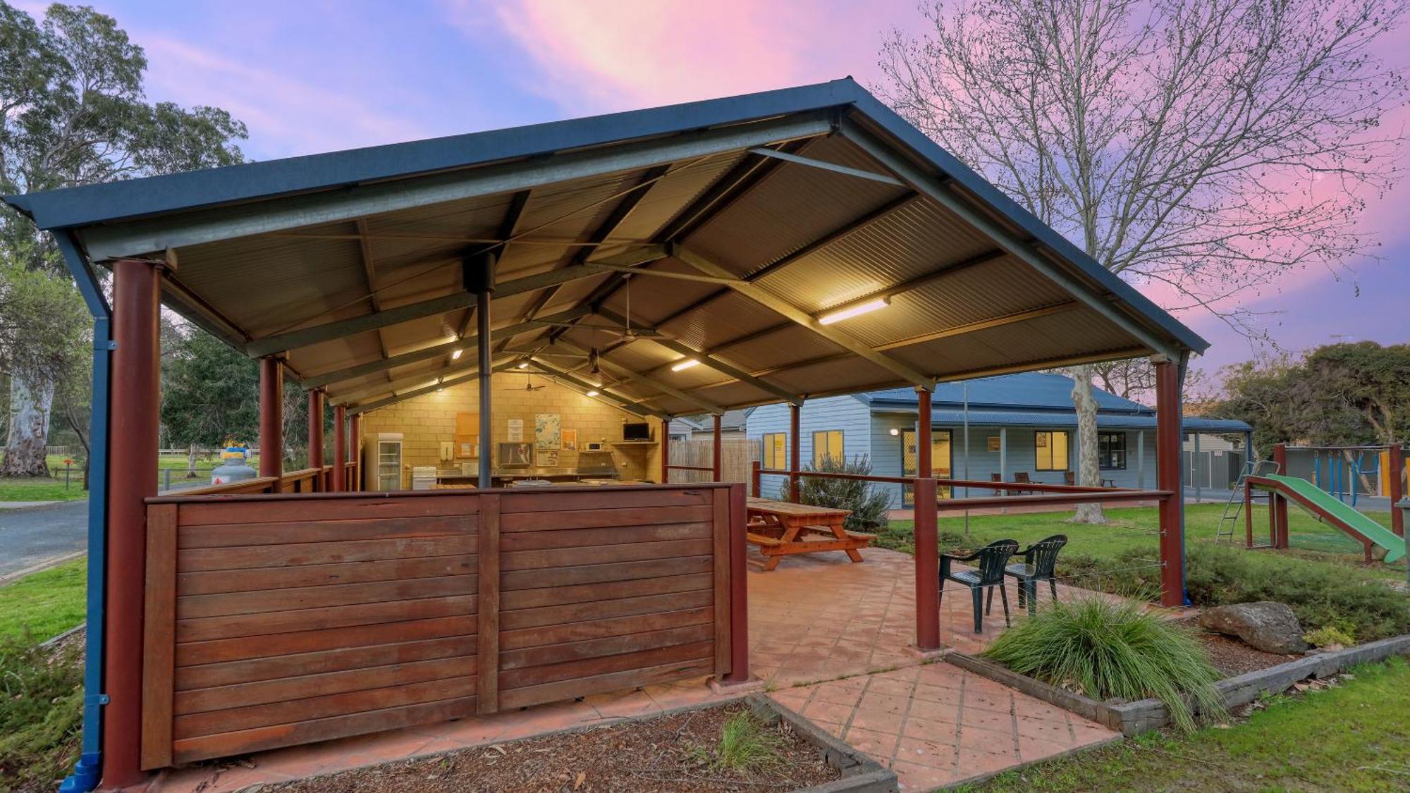 Deniliquin Riverside Caravan Park Екстер'єр фото