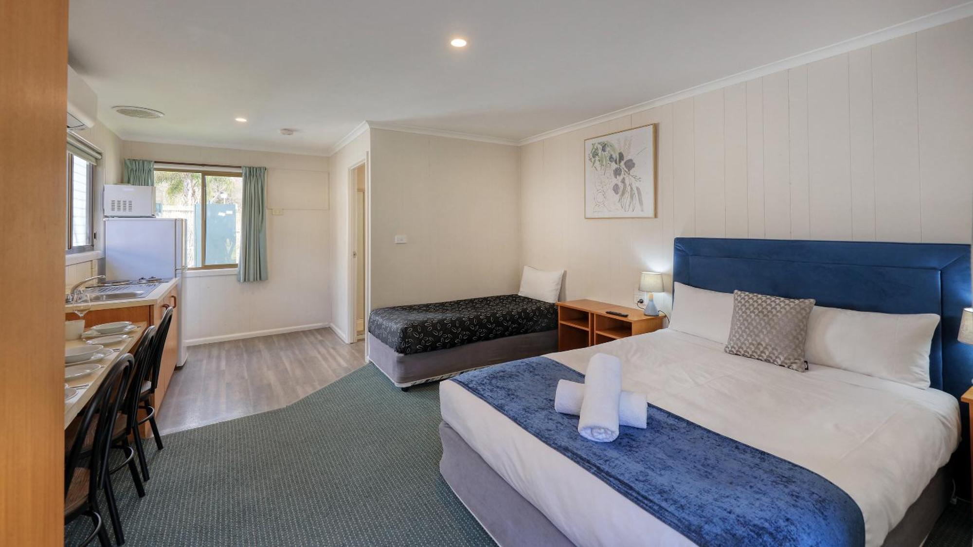 Deniliquin Riverside Caravan Park Екстер'єр фото