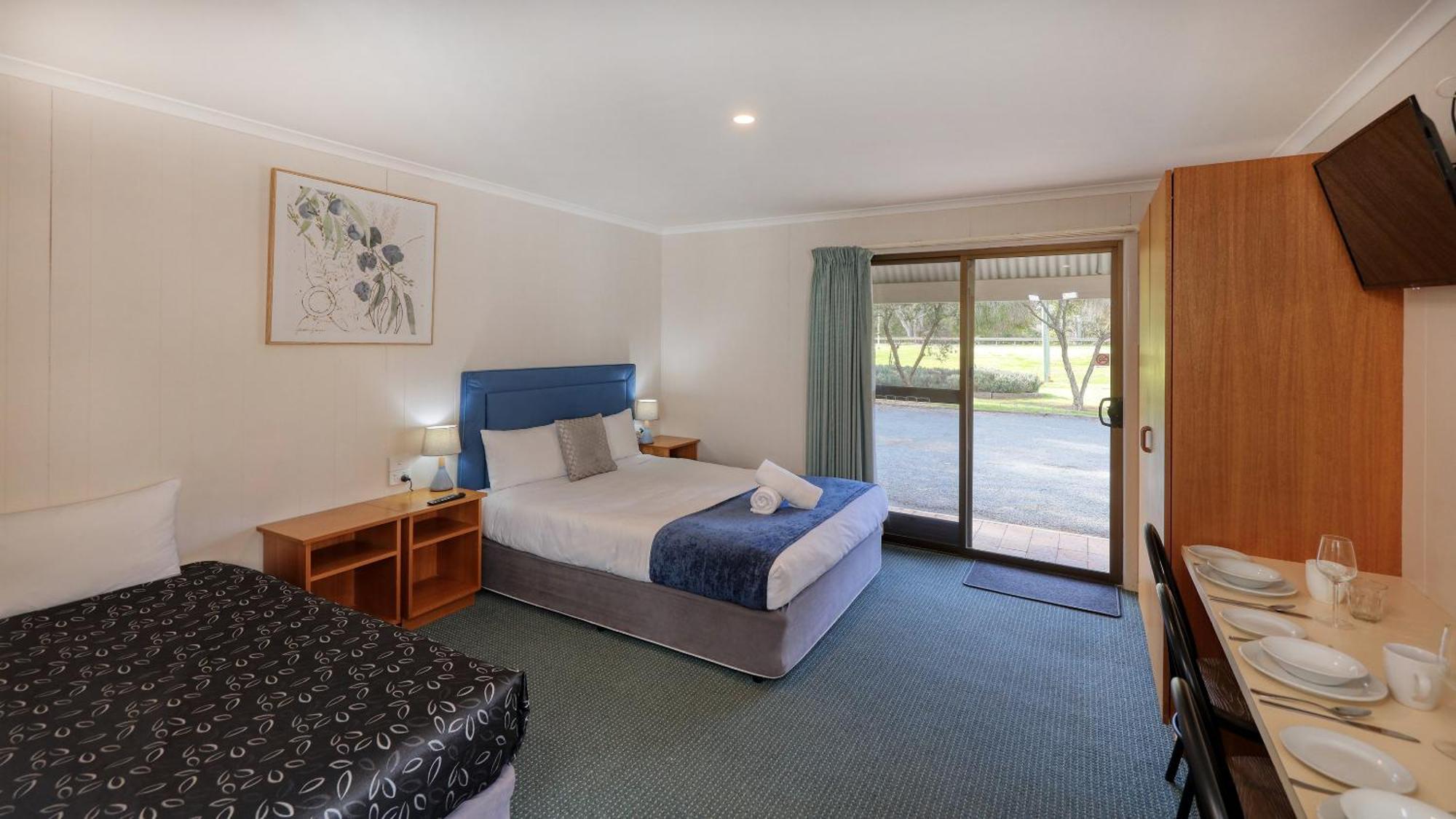 Deniliquin Riverside Caravan Park Екстер'єр фото