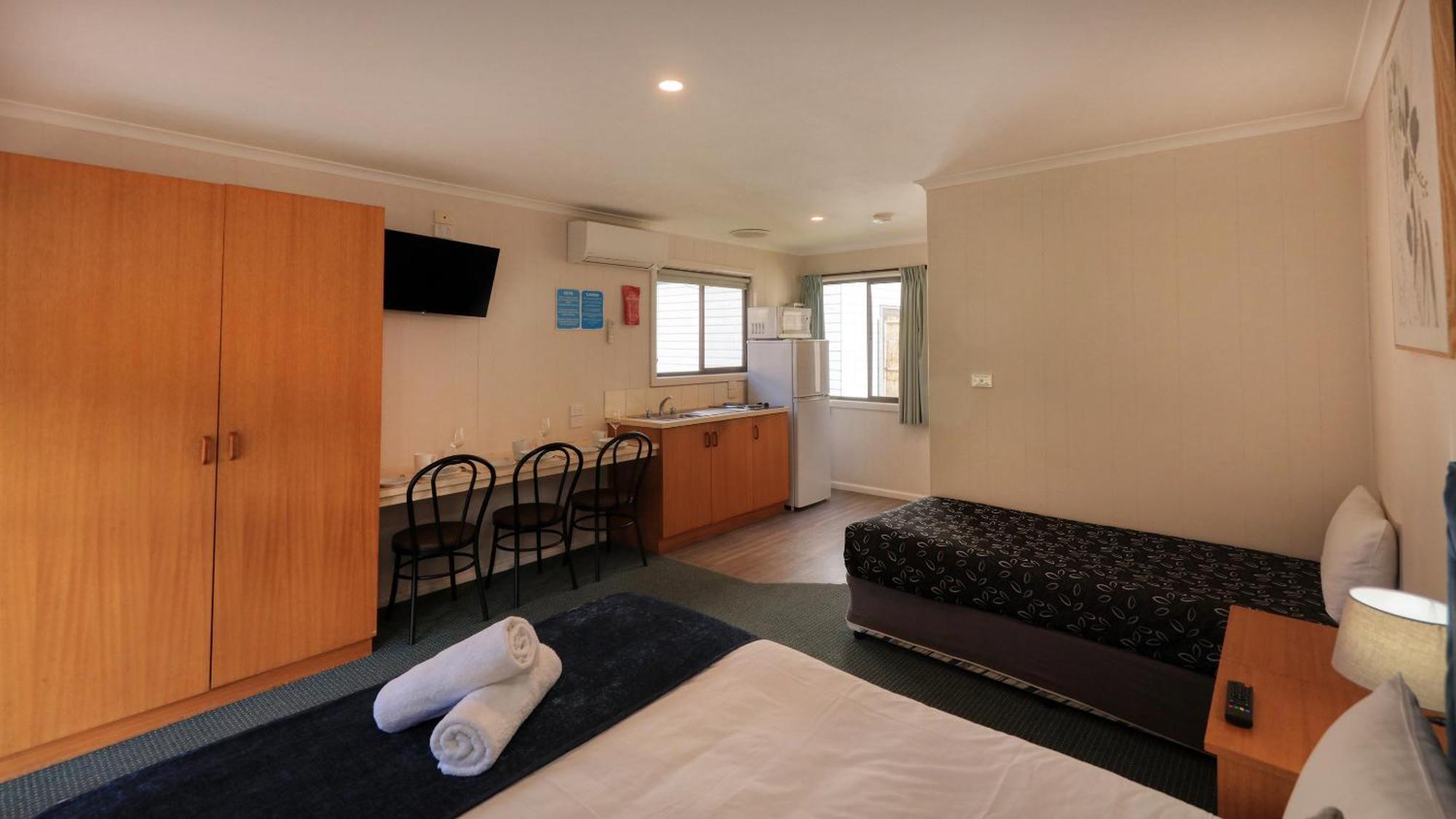Deniliquin Riverside Caravan Park Екстер'єр фото