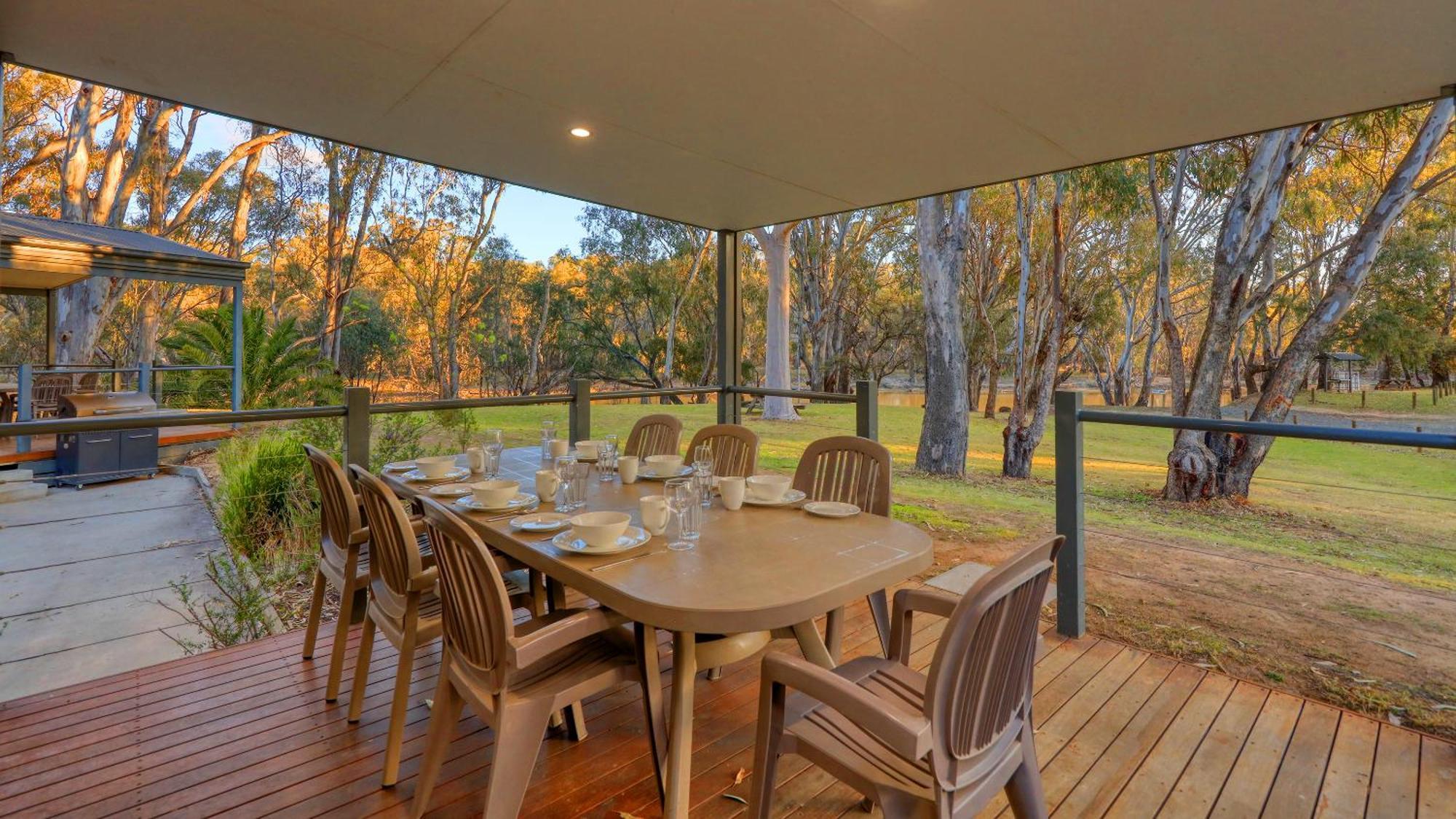 Deniliquin Riverside Caravan Park Екстер'єр фото