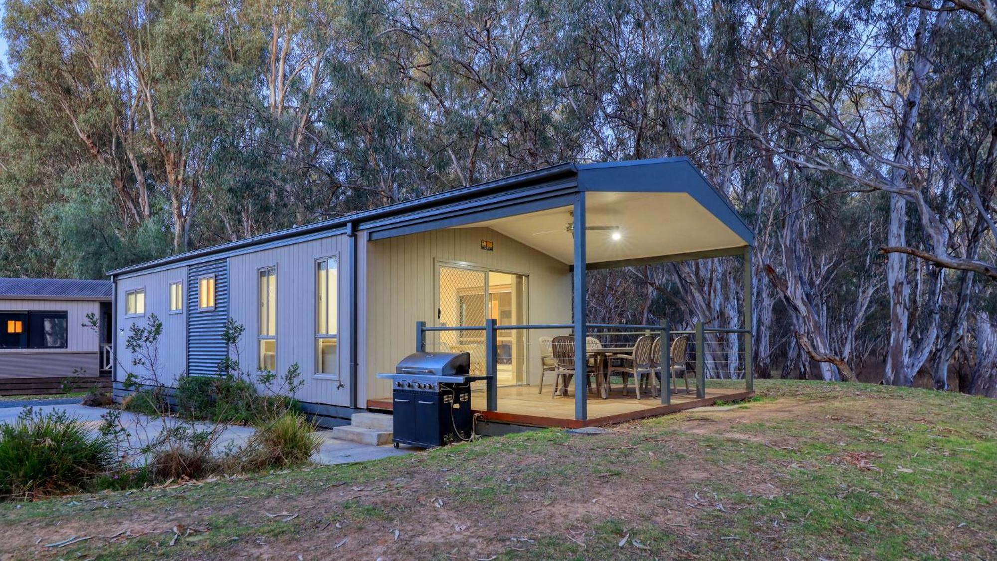 Deniliquin Riverside Caravan Park Екстер'єр фото