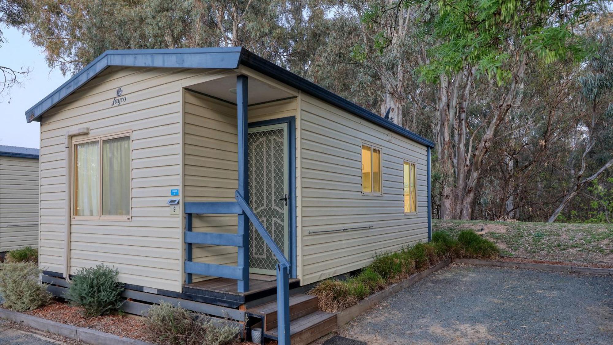 Deniliquin Riverside Caravan Park Екстер'єр фото