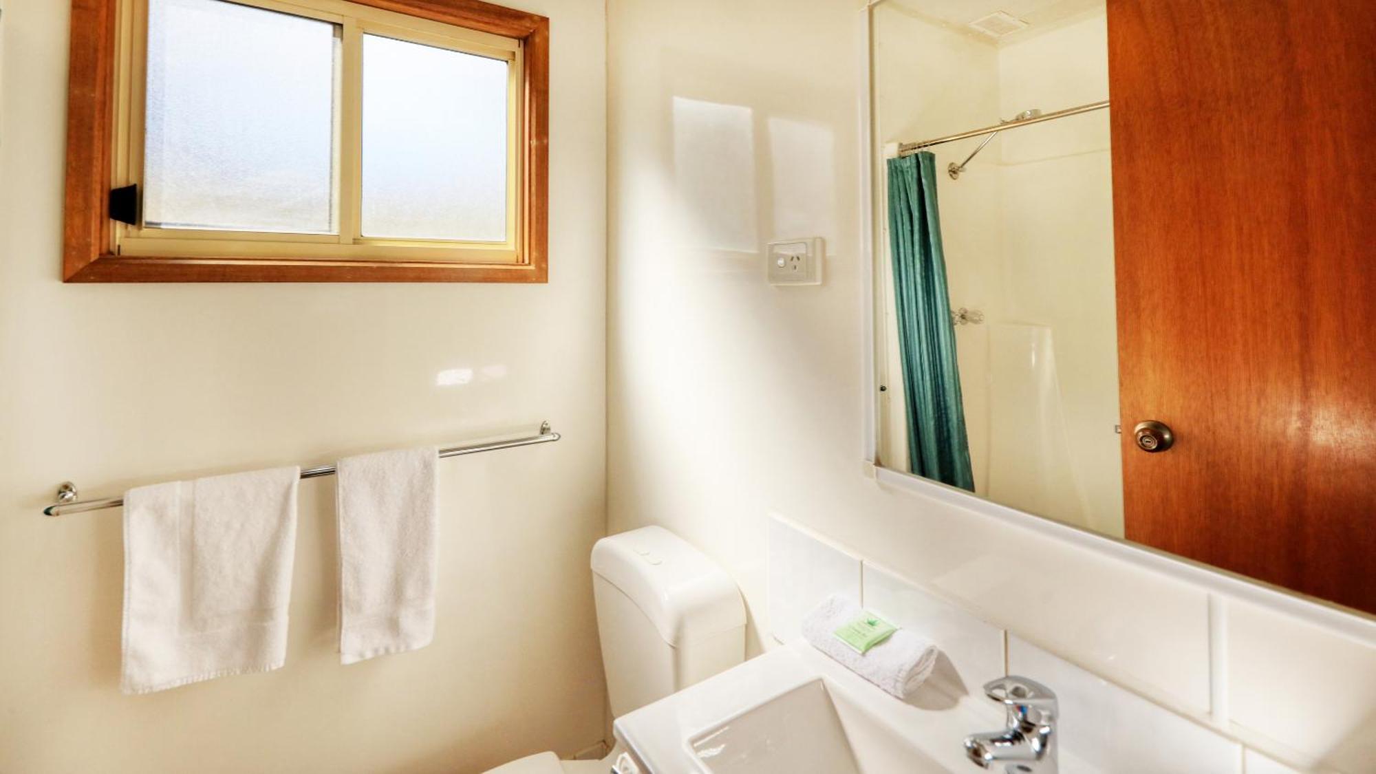 Deniliquin Riverside Caravan Park Екстер'єр фото