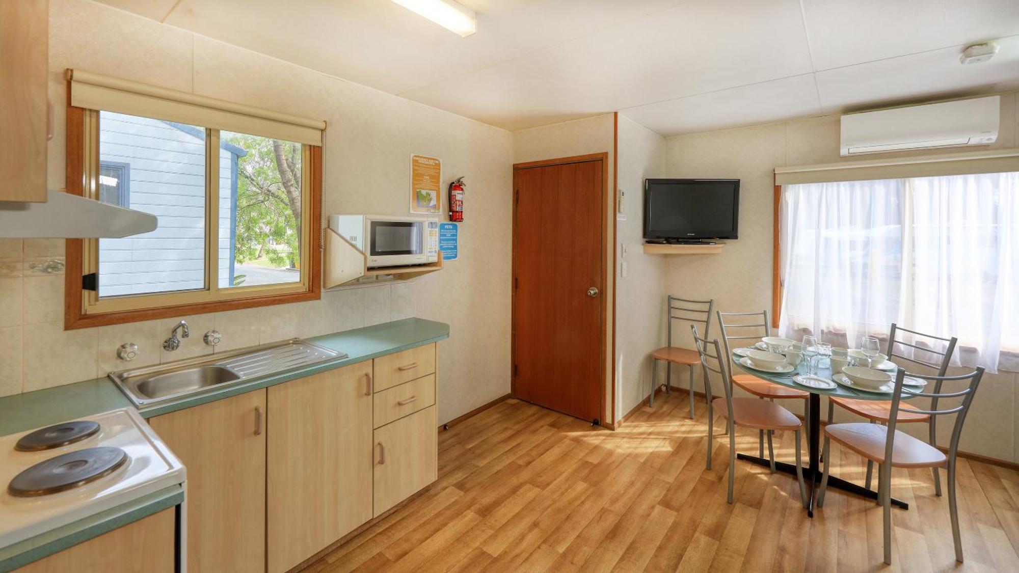 Deniliquin Riverside Caravan Park Екстер'єр фото