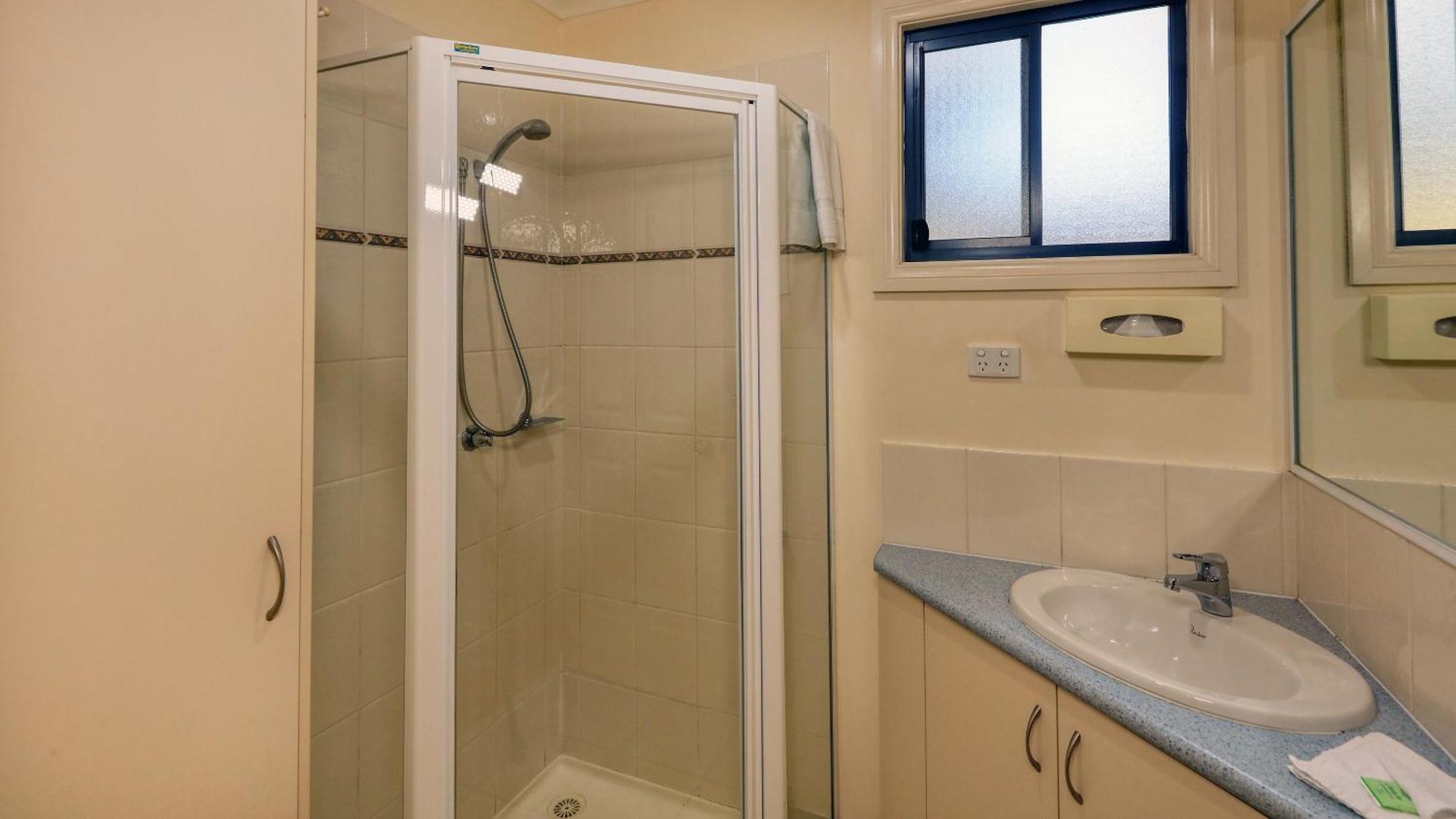 Deniliquin Riverside Caravan Park Екстер'єр фото