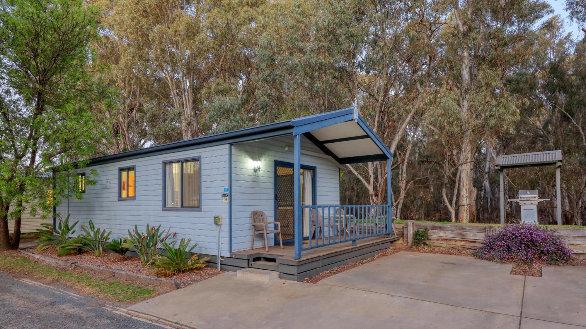Deniliquin Riverside Caravan Park Екстер'єр фото