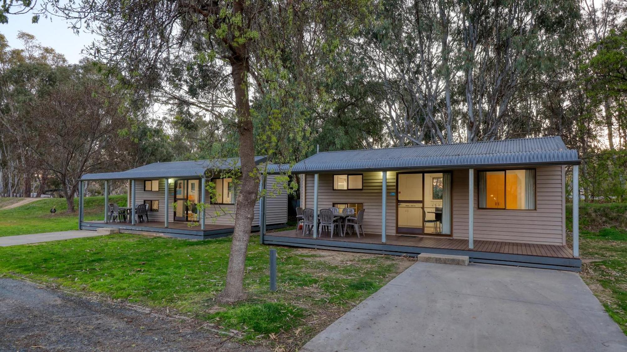 Deniliquin Riverside Caravan Park Екстер'єр фото