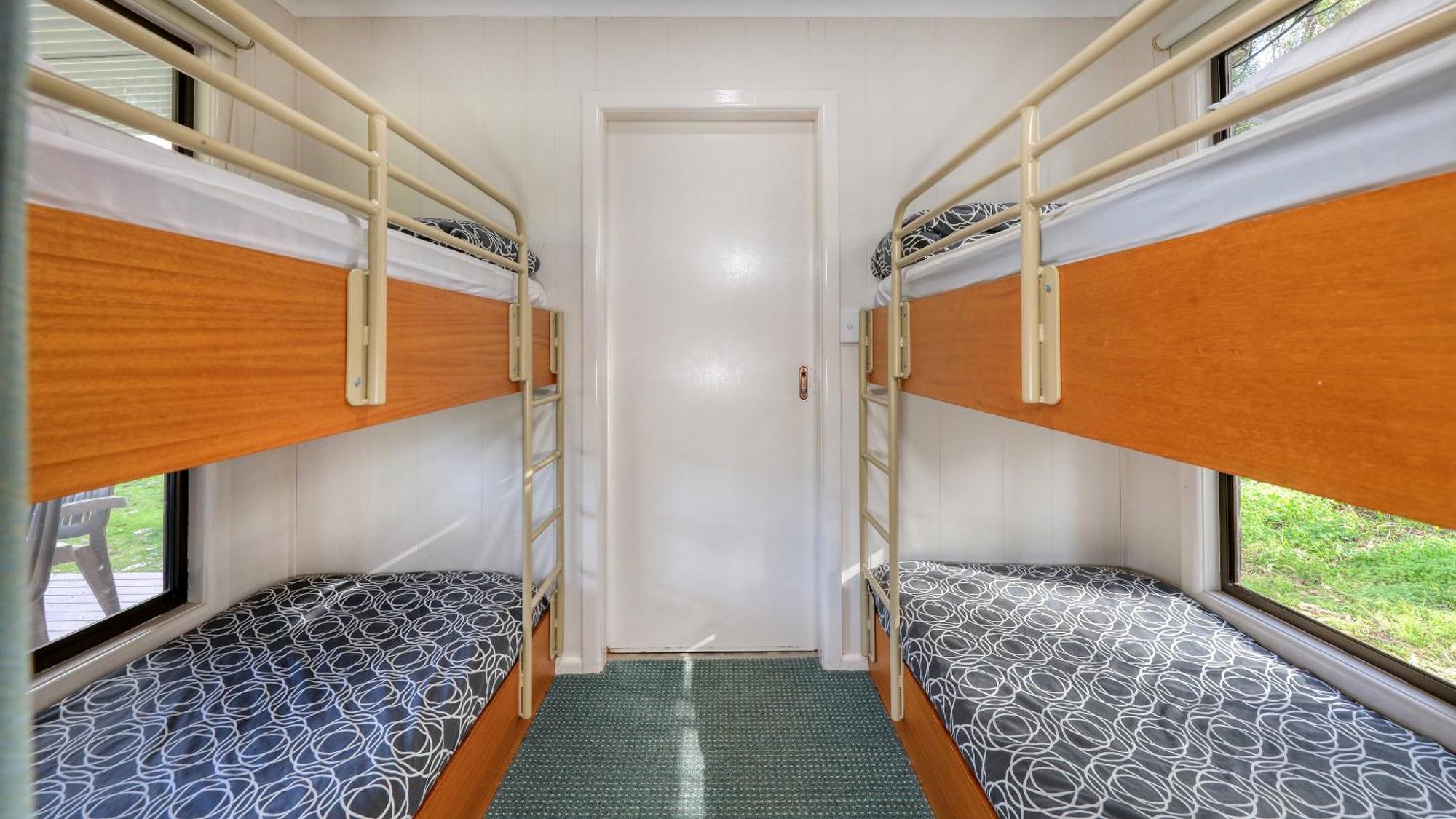Deniliquin Riverside Caravan Park Екстер'єр фото