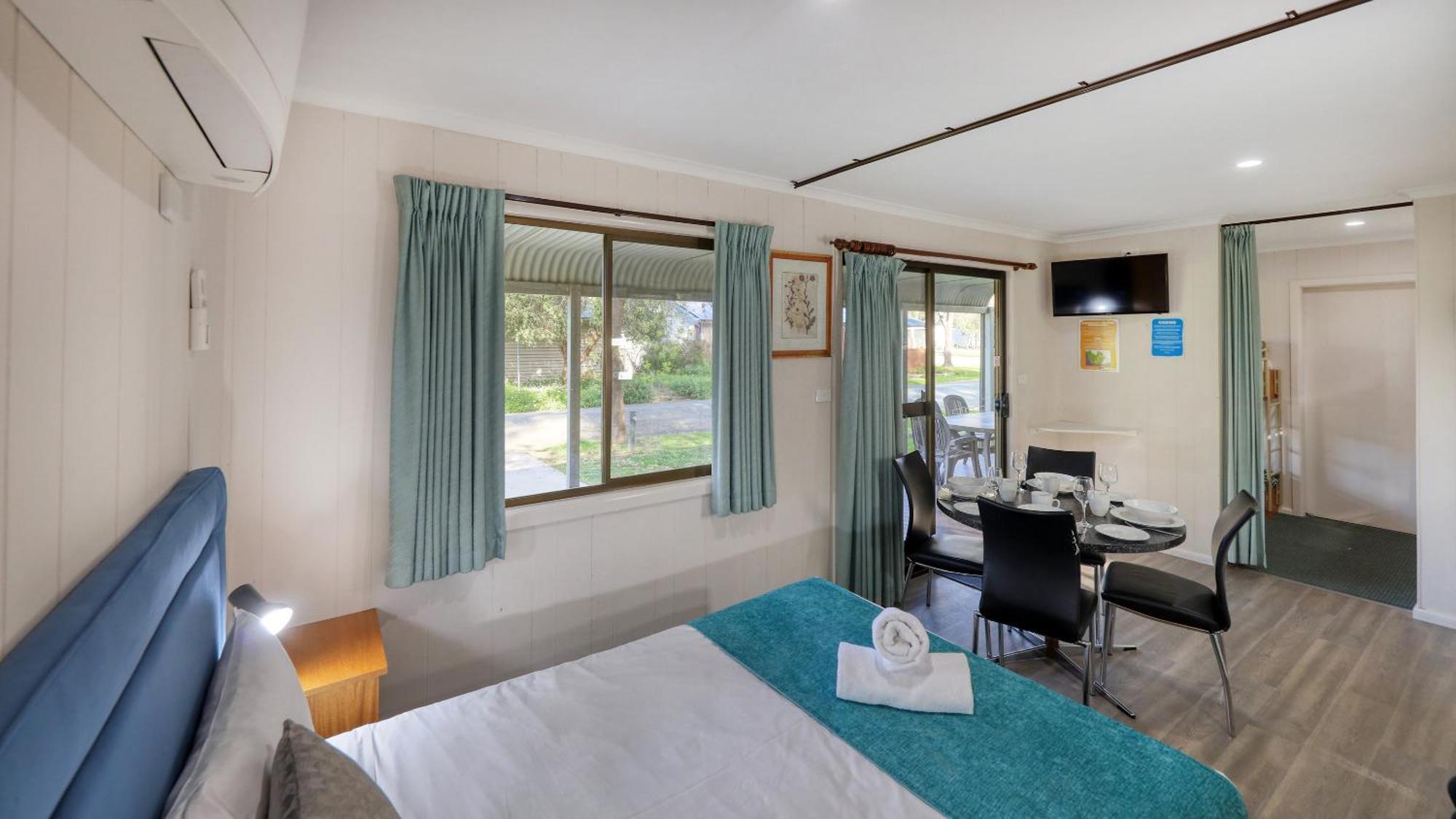 Deniliquin Riverside Caravan Park Екстер'єр фото
