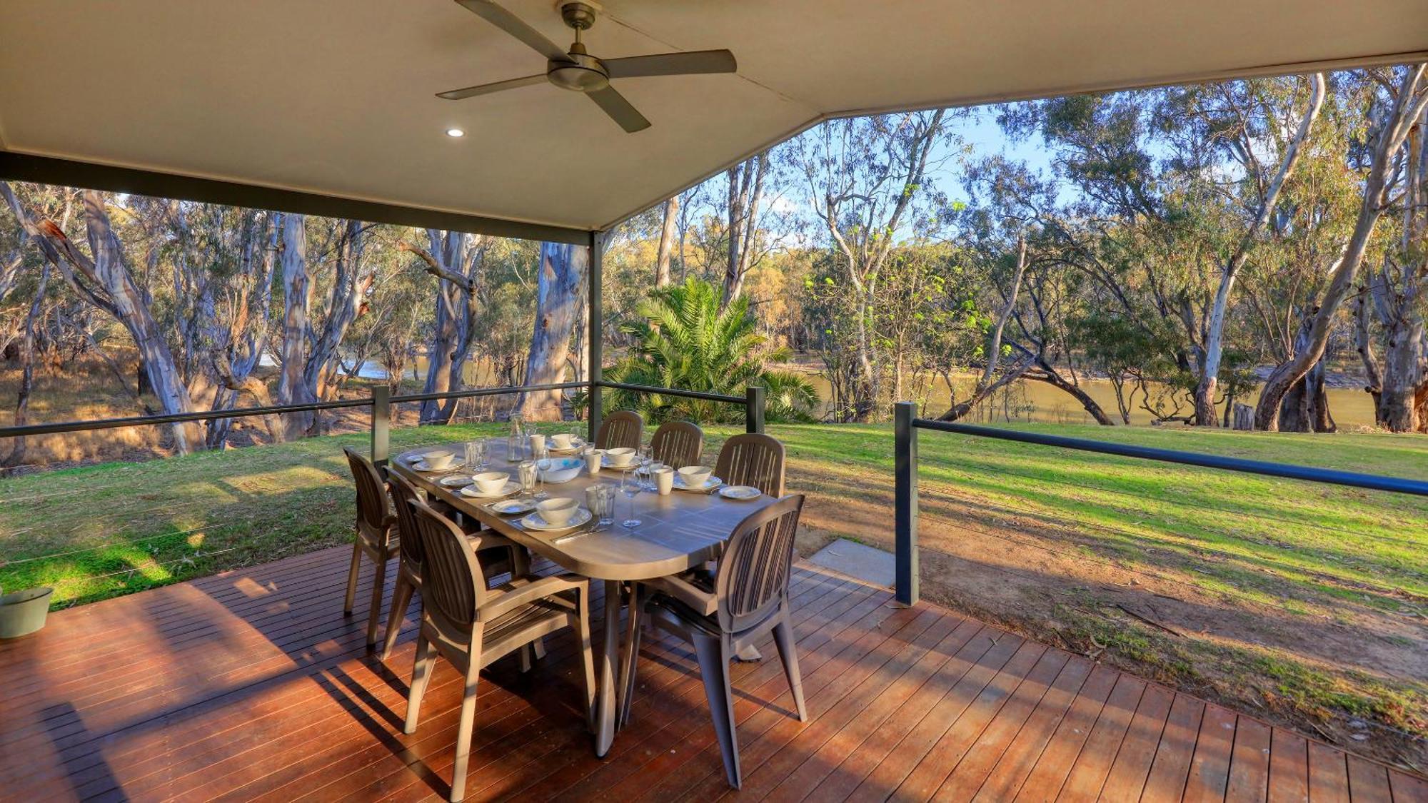 Deniliquin Riverside Caravan Park Екстер'єр фото