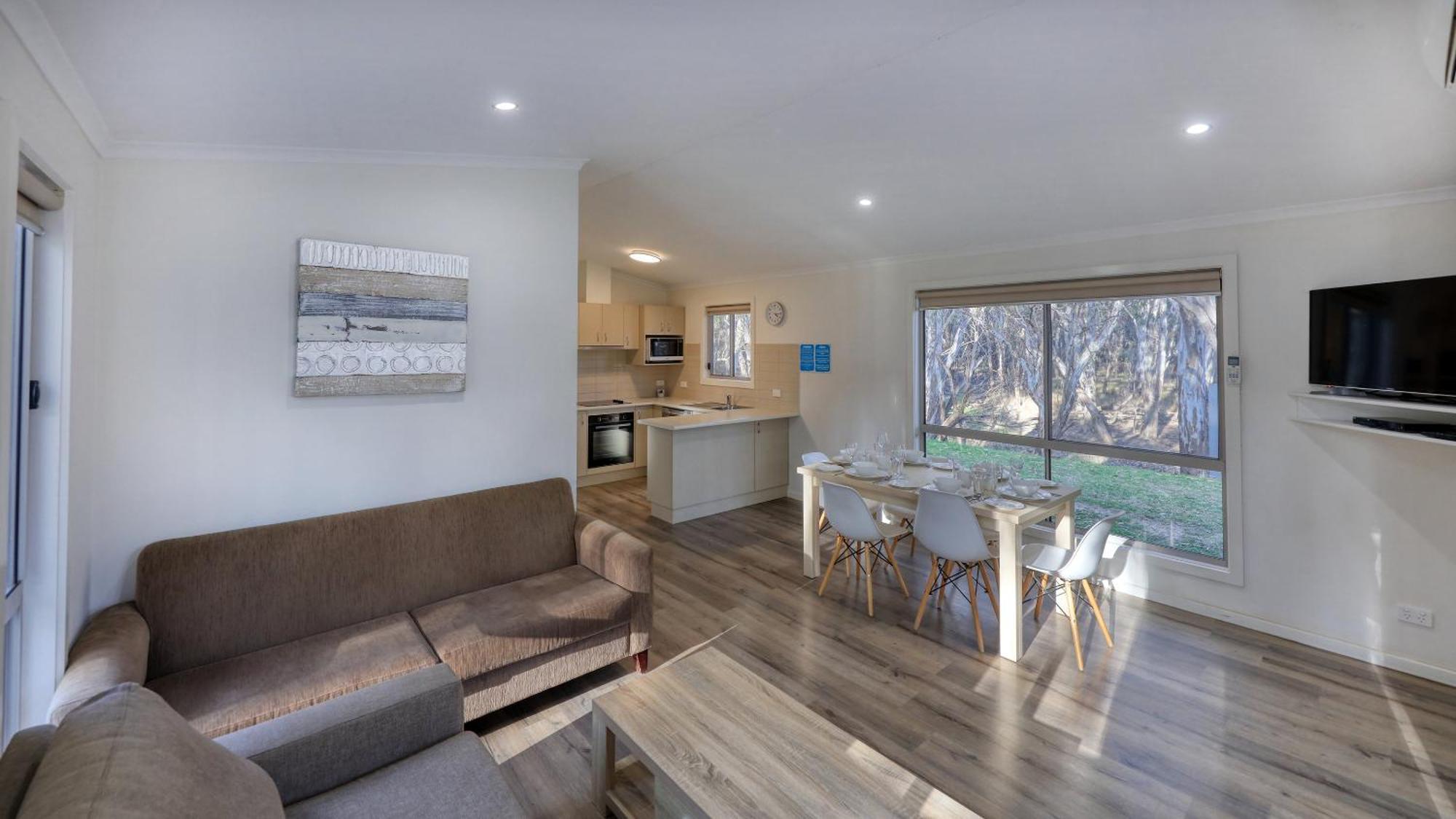 Deniliquin Riverside Caravan Park Екстер'єр фото
