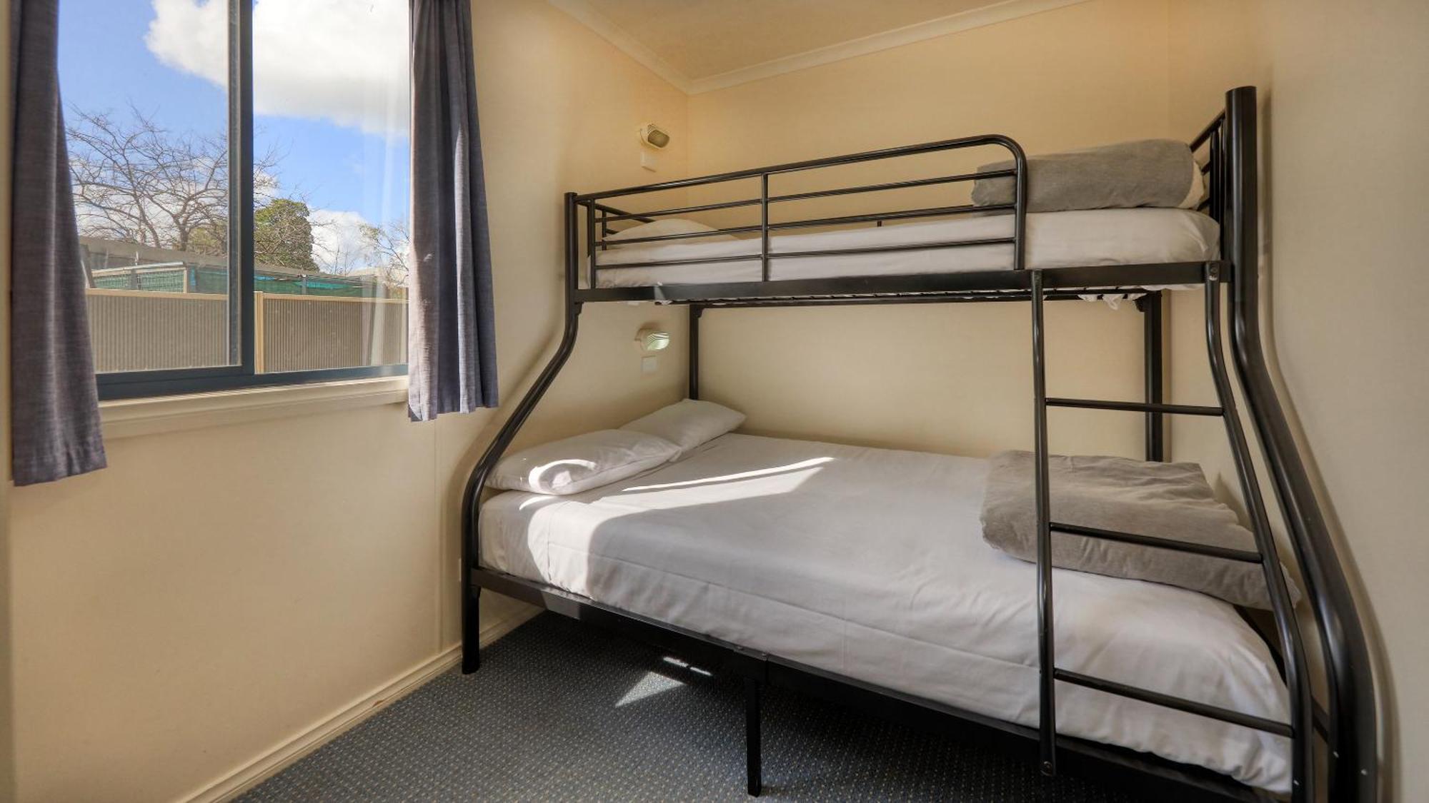 Deniliquin Riverside Caravan Park Екстер'єр фото