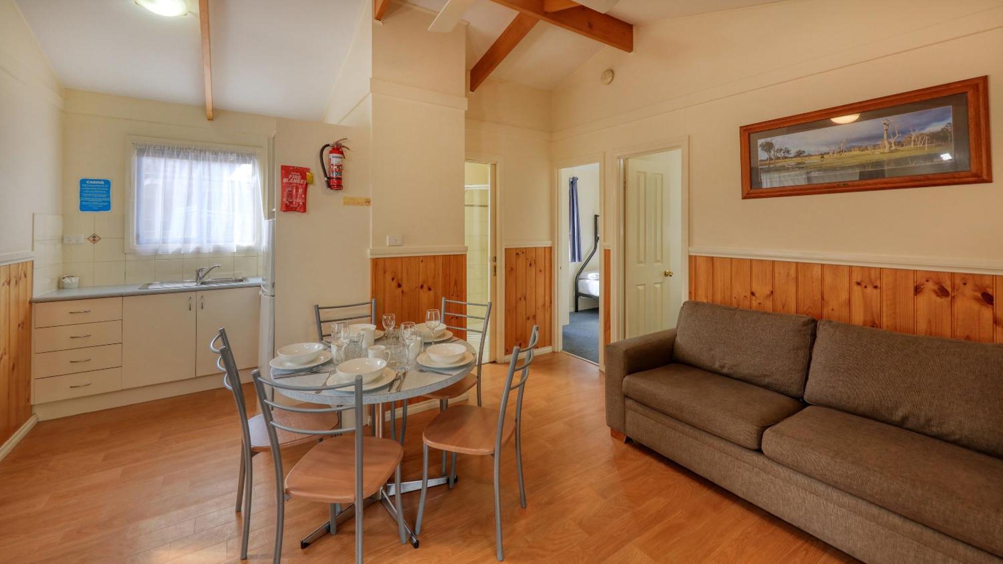 Deniliquin Riverside Caravan Park Екстер'єр фото