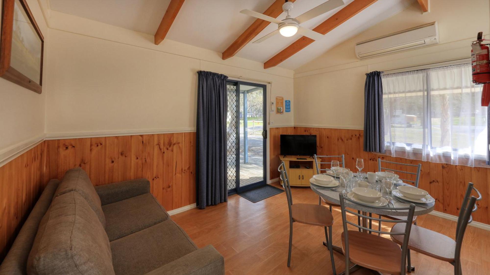 Deniliquin Riverside Caravan Park Екстер'єр фото