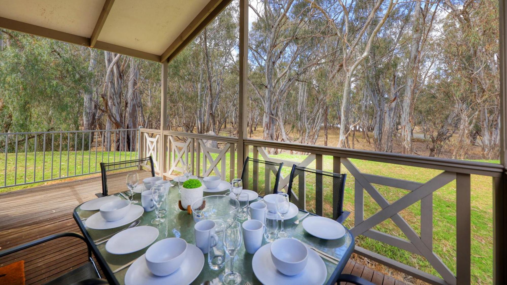 Deniliquin Riverside Caravan Park Екстер'єр фото