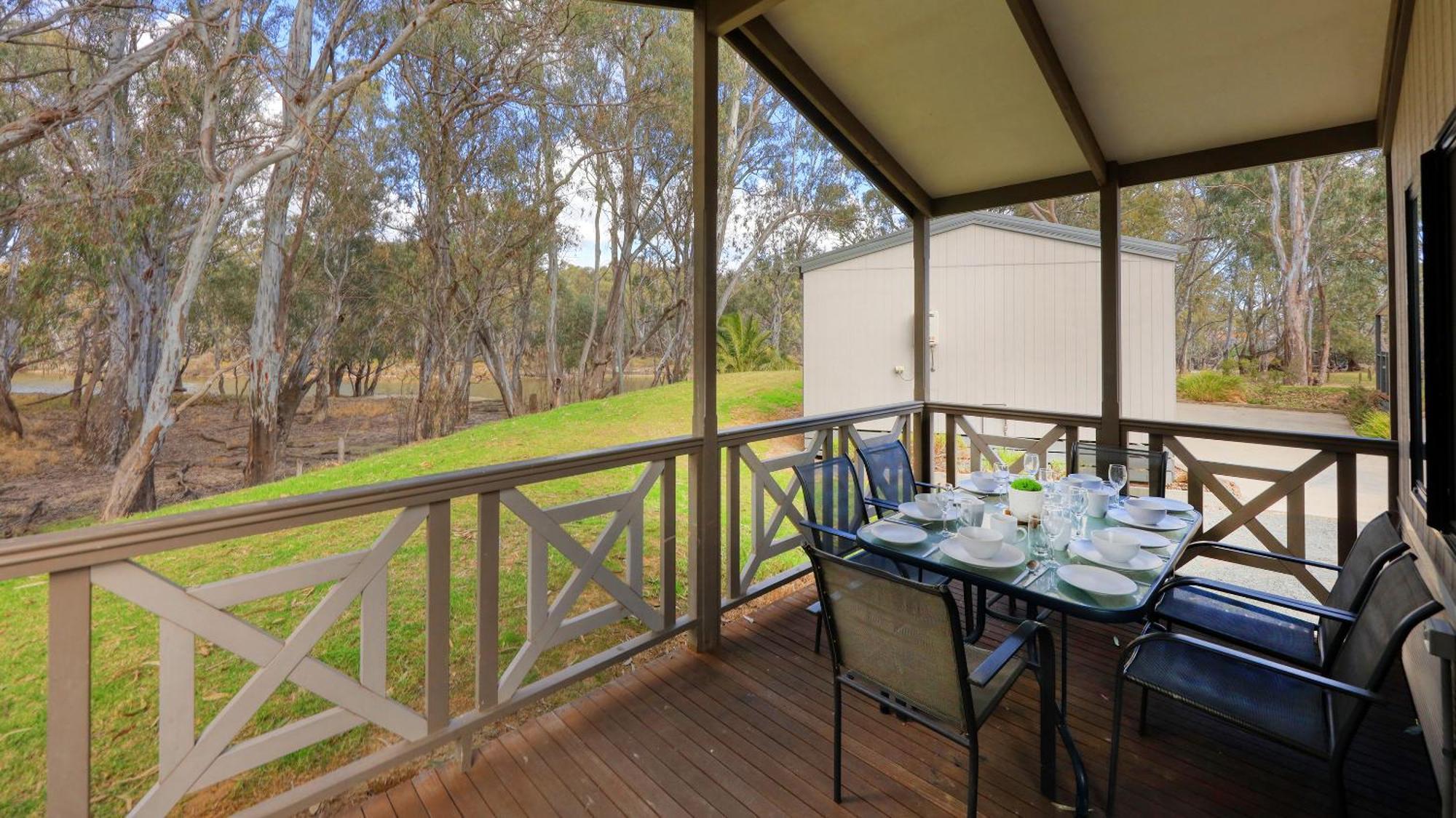 Deniliquin Riverside Caravan Park Екстер'єр фото