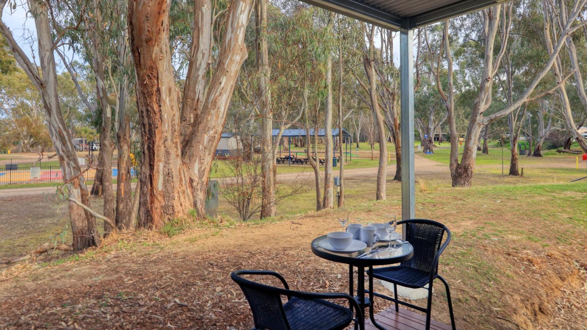 Deniliquin Riverside Caravan Park Екстер'єр фото