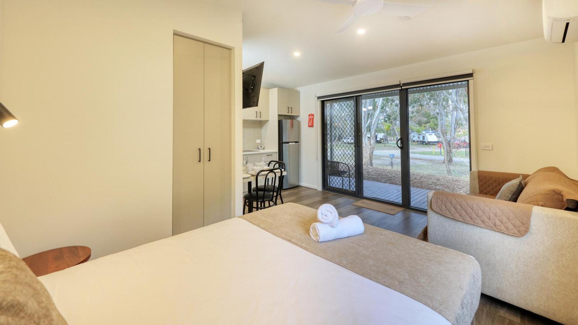 Deniliquin Riverside Caravan Park Екстер'єр фото