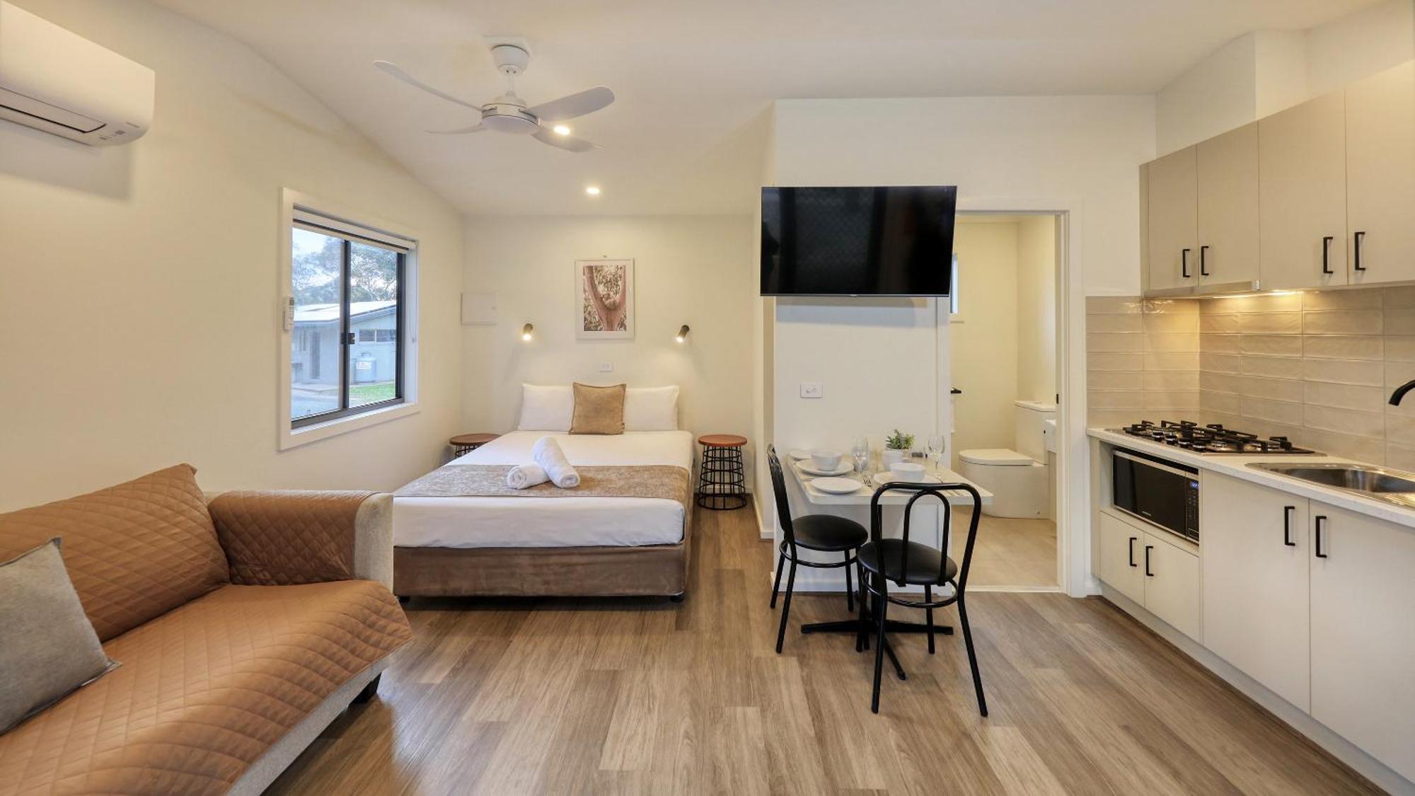 Deniliquin Riverside Caravan Park Екстер'єр фото