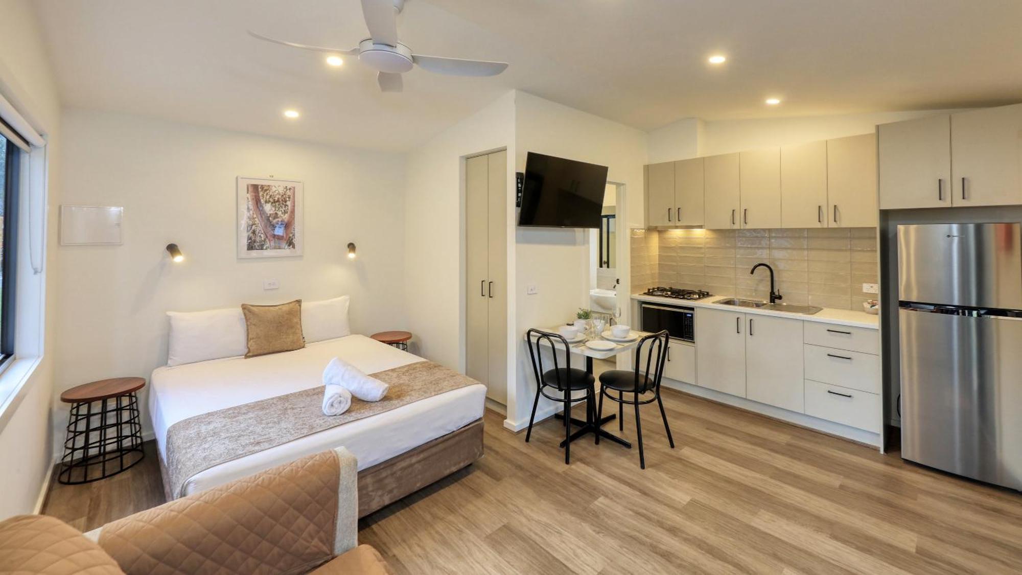Deniliquin Riverside Caravan Park Екстер'єр фото