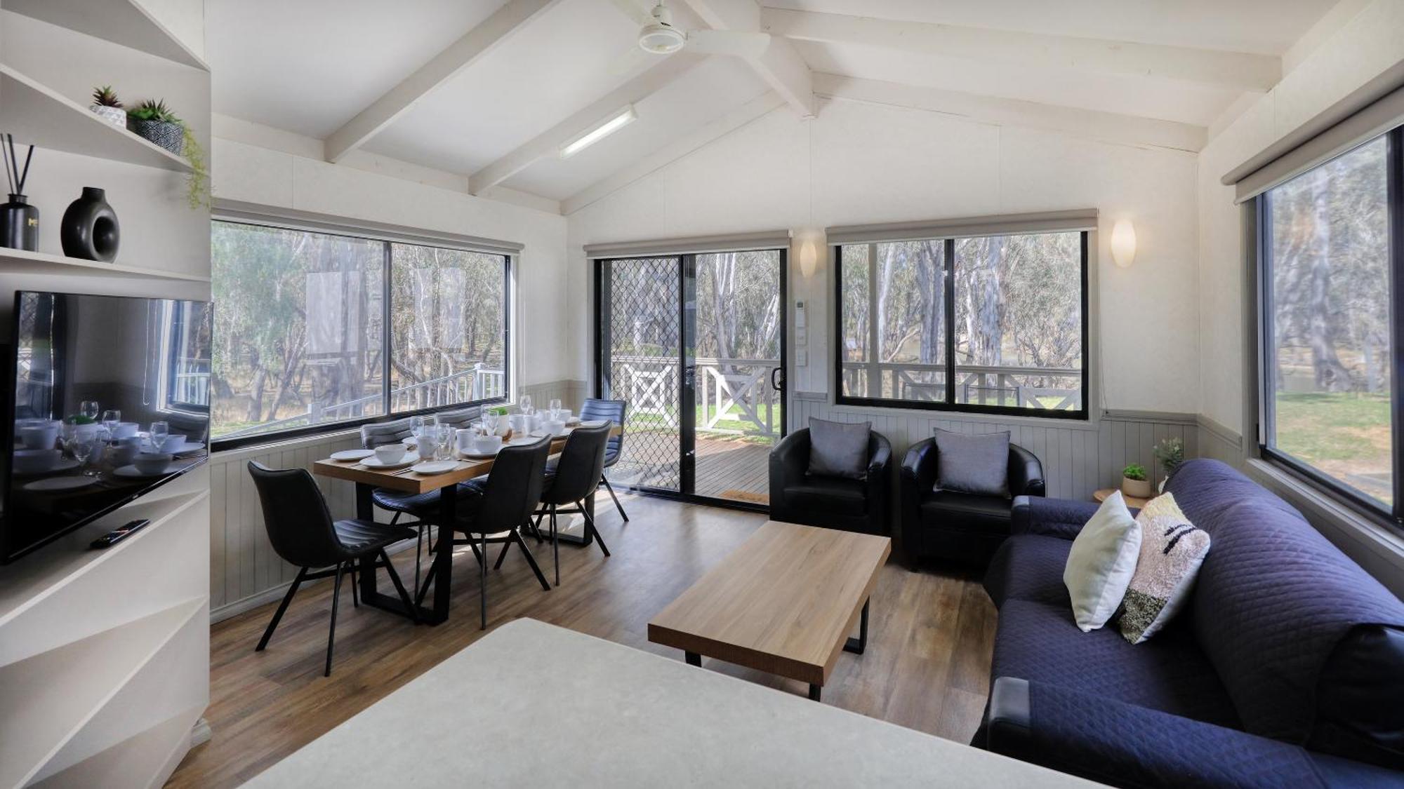 Deniliquin Riverside Caravan Park Екстер'єр фото