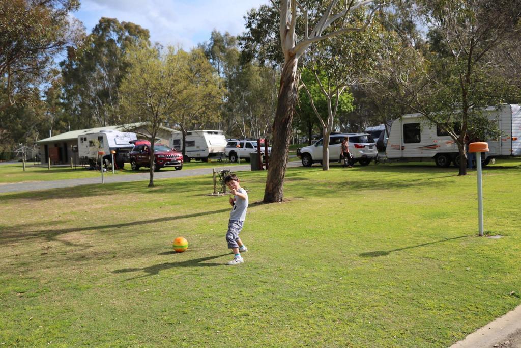 Deniliquin Riverside Caravan Park Екстер'єр фото