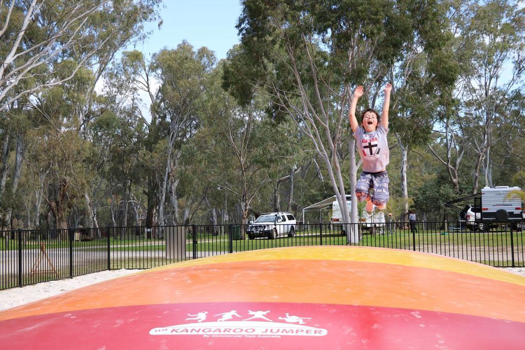 Deniliquin Riverside Caravan Park Екстер'єр фото