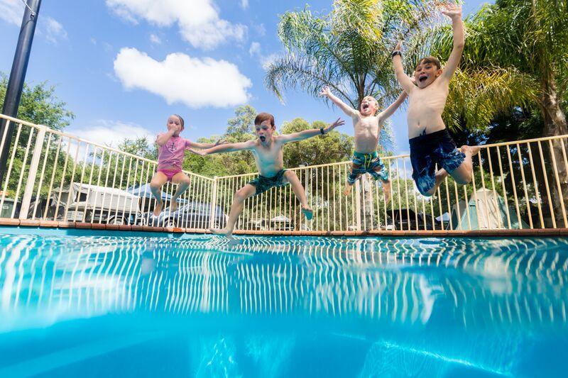 Deniliquin Riverside Caravan Park Екстер'єр фото